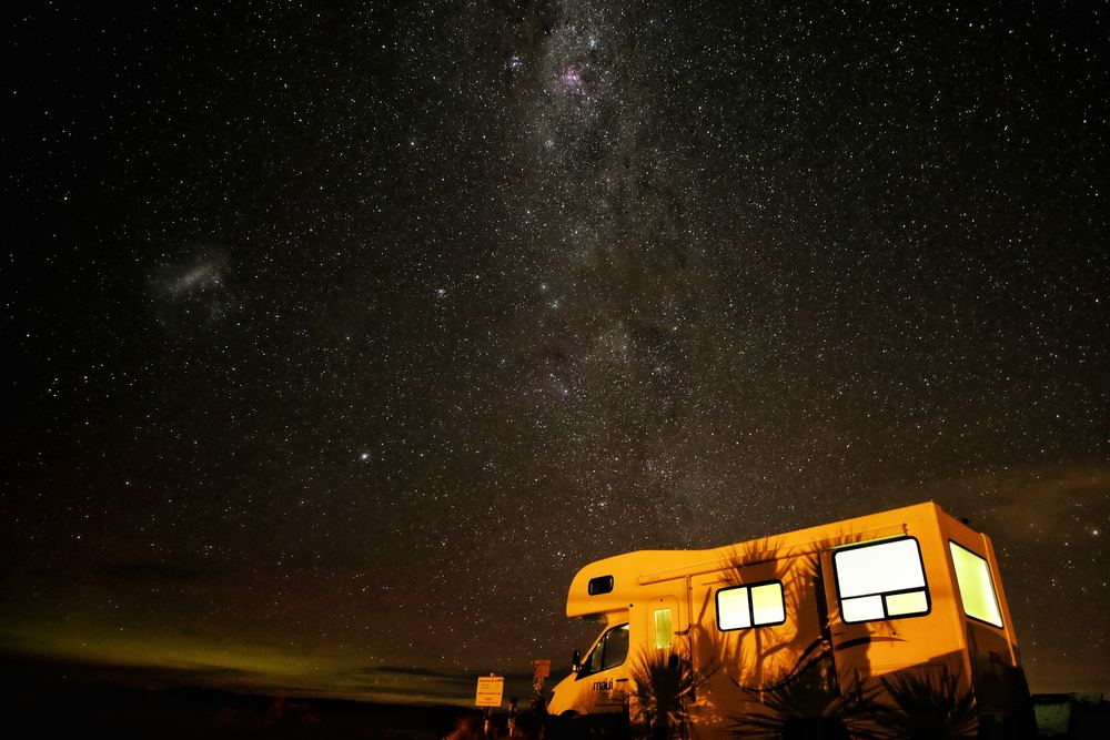 Campingvogn ute under stjernehimmelen