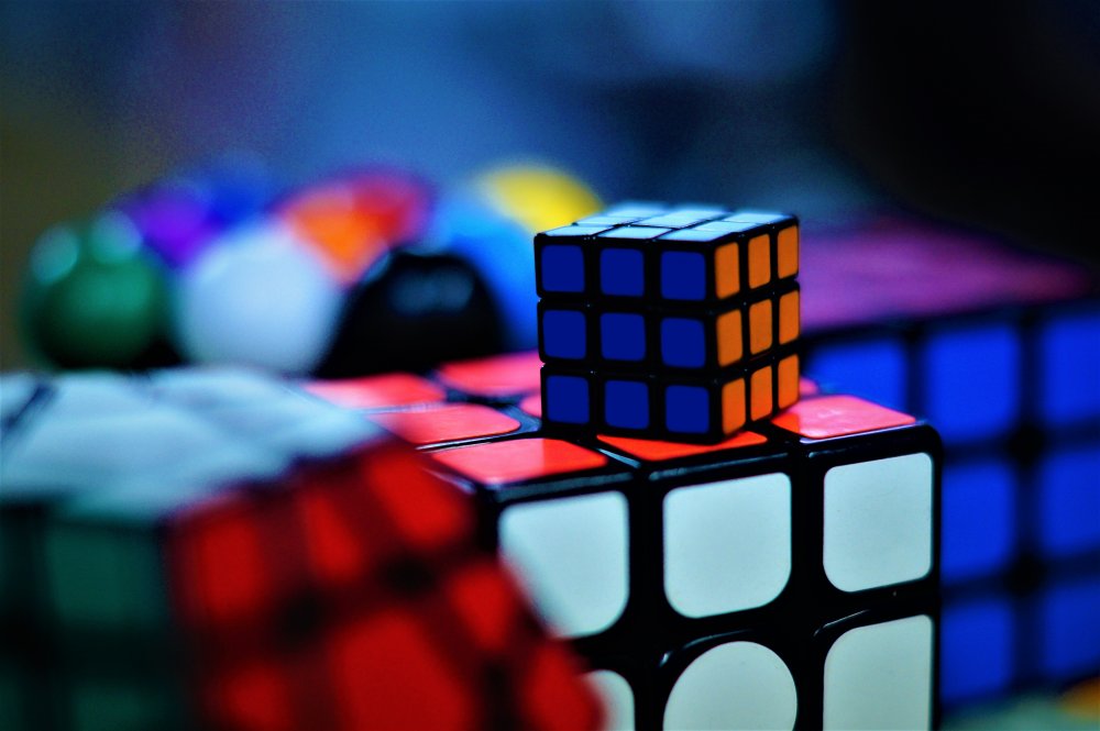 Hvordan kan man lære å løse en rubiks kube?