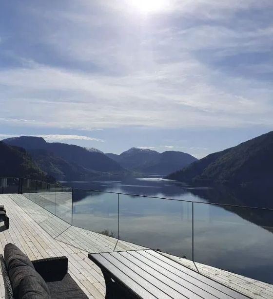 Glassrekkverk i stad: moderne tryggleik med utsikt