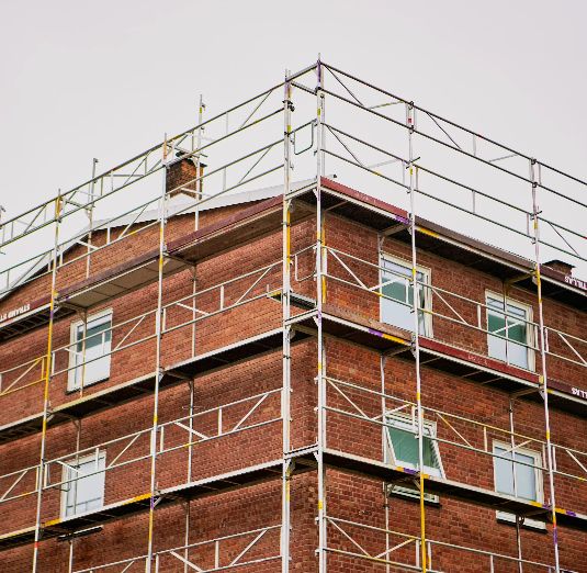 Trygg bruk av stillas på byggeplass og hjemme